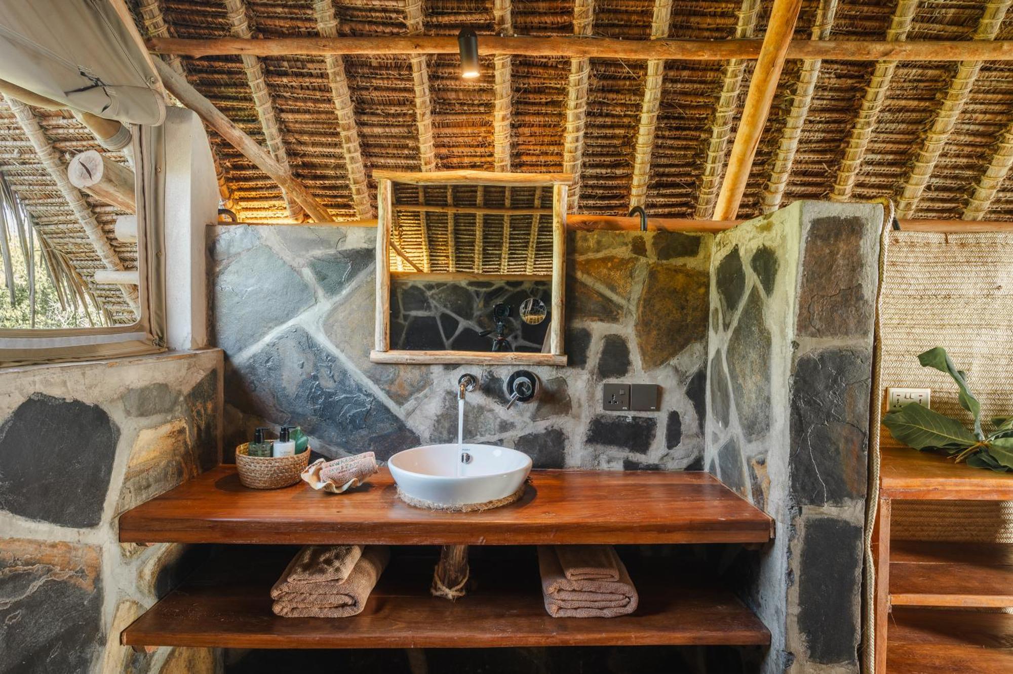 Mwazaro Beach Lodge Shimoni Exteriör bild