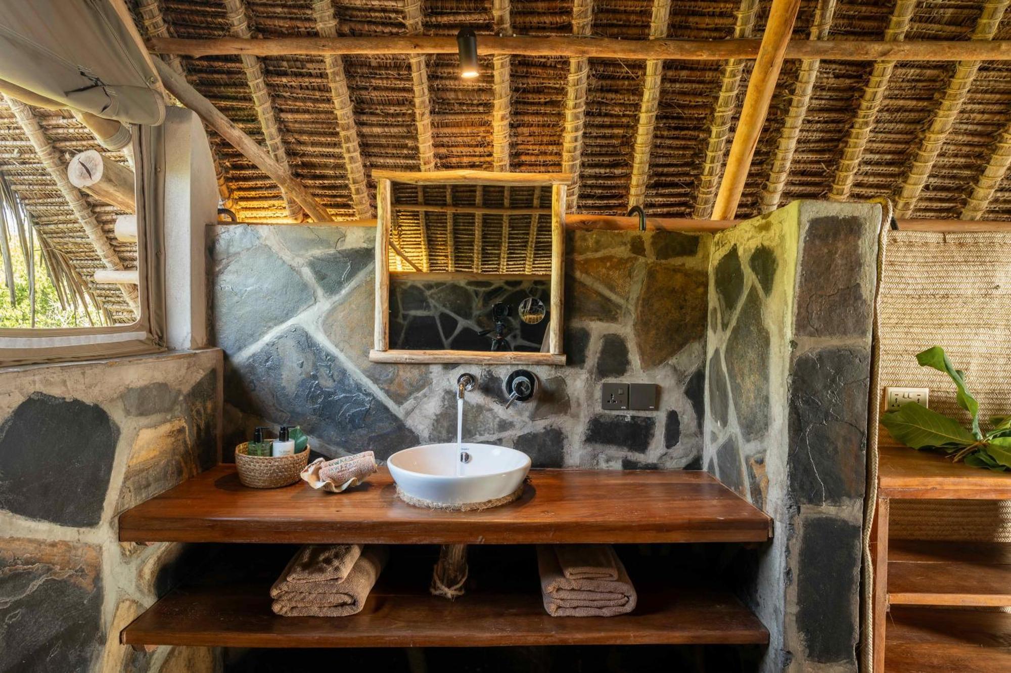 Mwazaro Beach Lodge Shimoni Exteriör bild